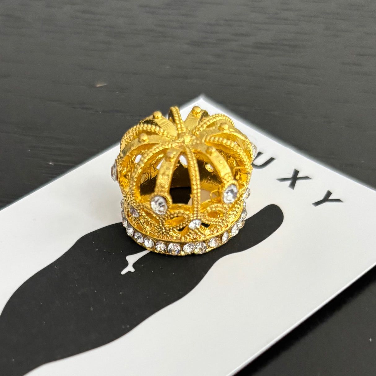 Couronne de mèches en forme de dôme à breloques luxueuses