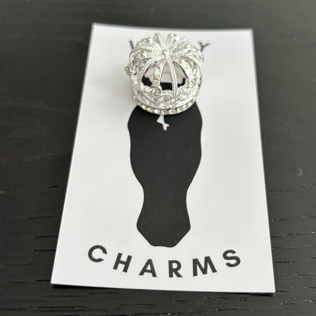 Couronne de mèches en forme de dôme à breloques luxueuses