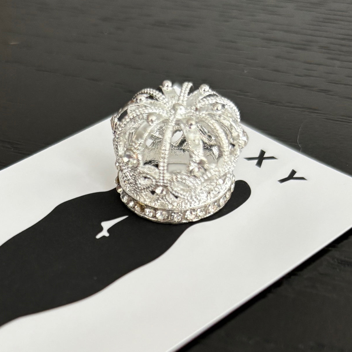 Couronne de mèches en forme de dôme à breloques luxueuses