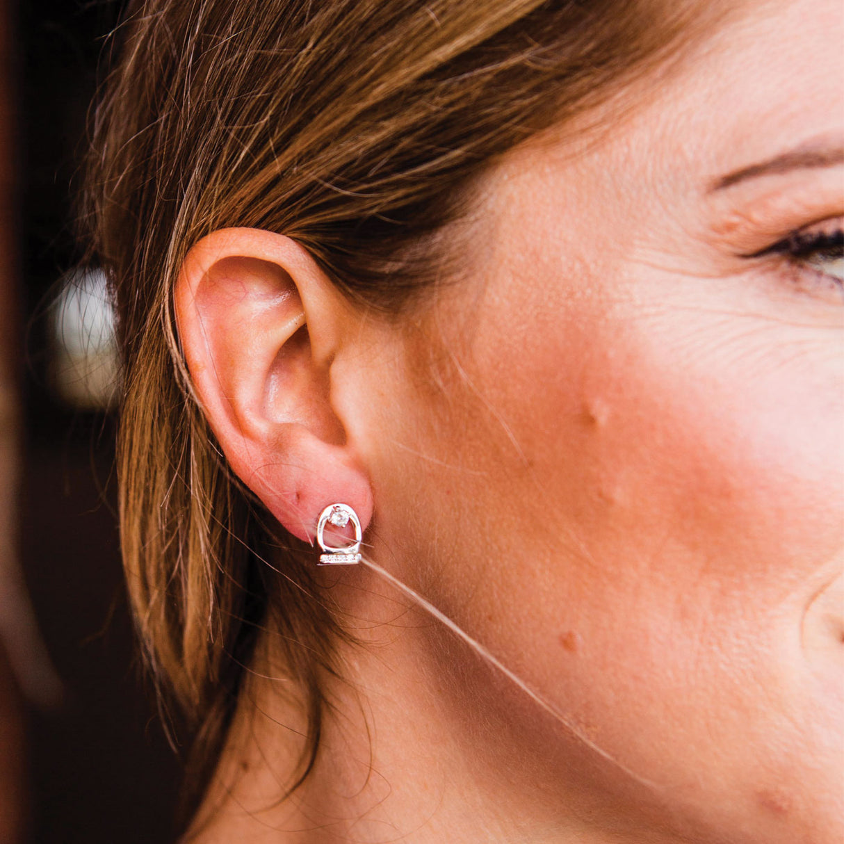 Boucles d'oreilles Kelly Herd Stud avec petites vestes à étriers anglais