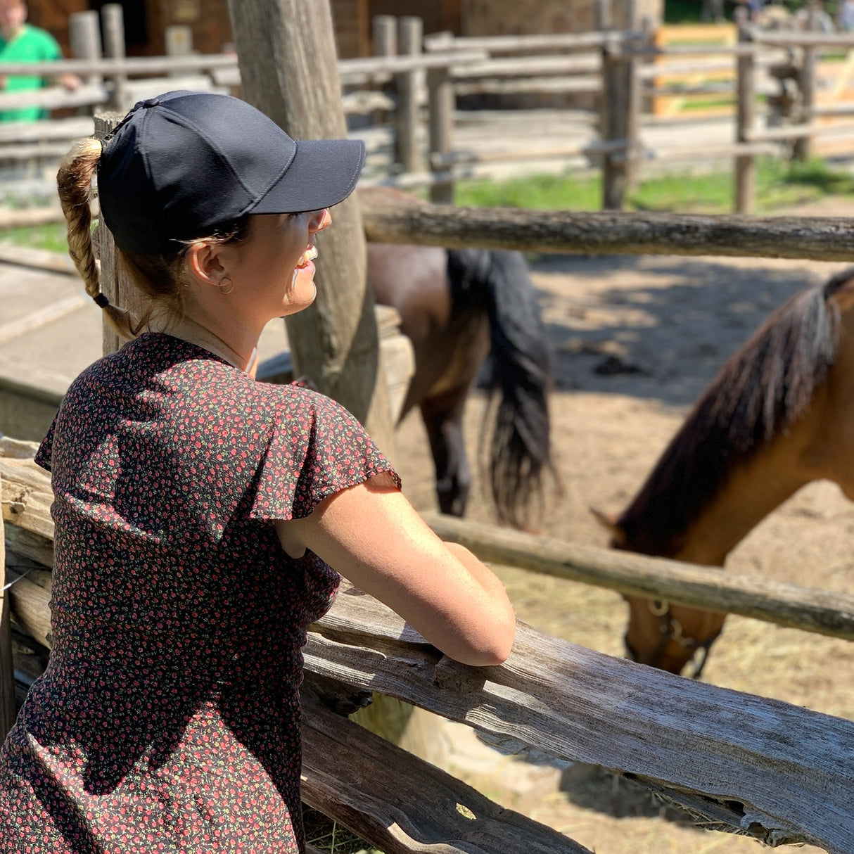 Top Knot Casquette décontractée pour femme avec queue de cheval haute