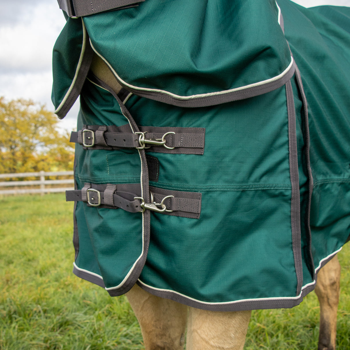 Shedrow Insulated Rainsheet W/ Hood 100 g