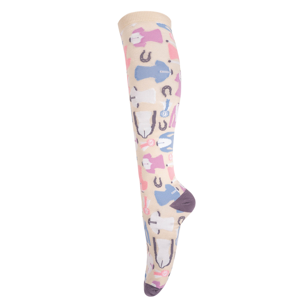 Quatre chaussettes blanches montrent des chemises et des chaussettes hautes.
