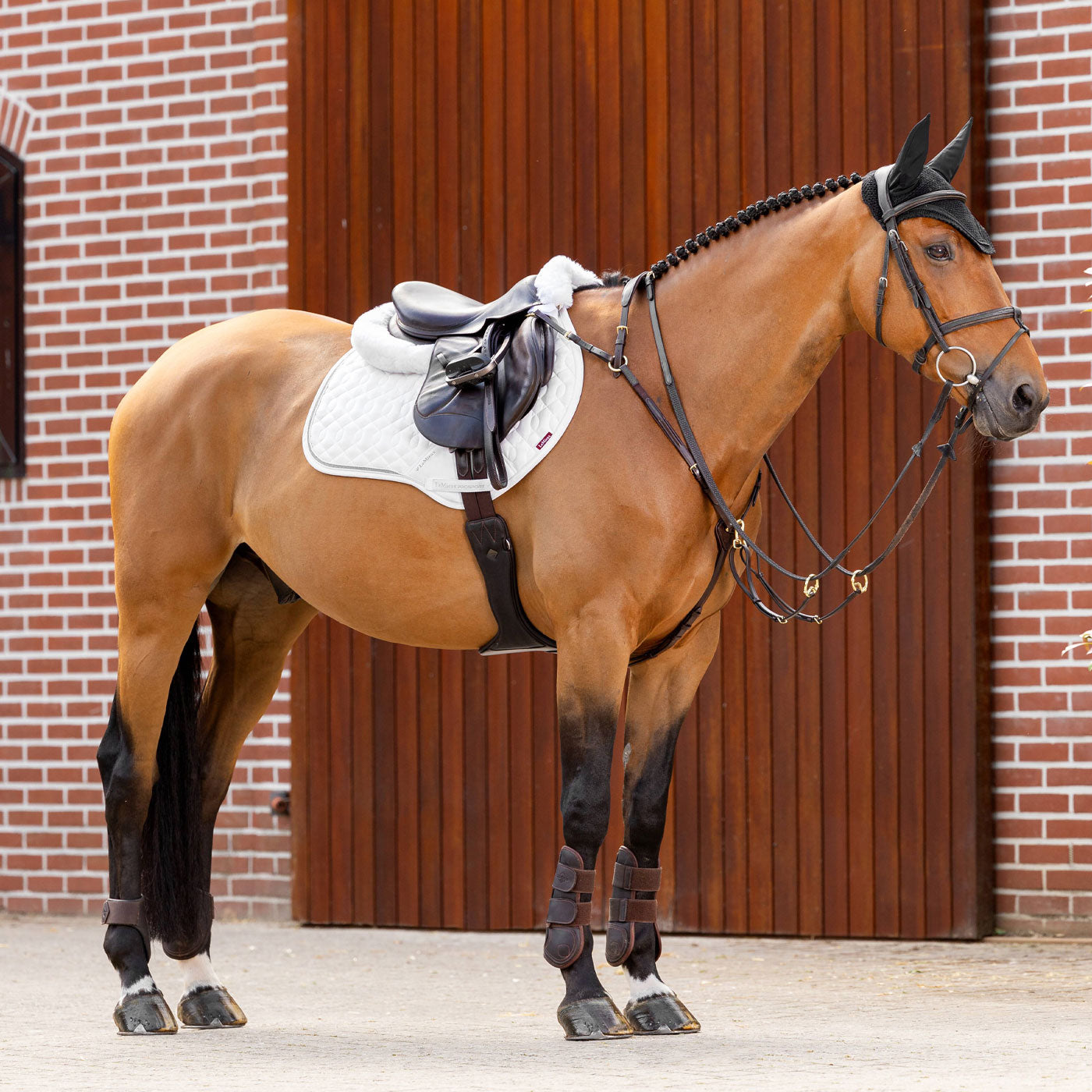 LeMieux Close Contact Tapis de Selle carré en Daim pour Chevaux LeMieux Close Contact Tapis de Selle carré en Daim pour Chevaux
