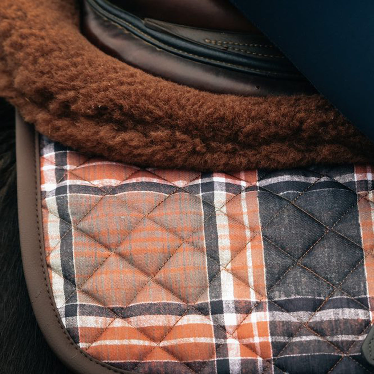 Tapis de selle Sixteenth Cypress Field Plaid Close Contact