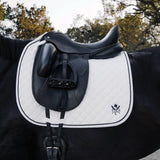 Tapis de selle de dressage Sixteen Cypress Daily Sport - Texte manquant